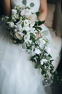 新娘手中握着的婚礼花束