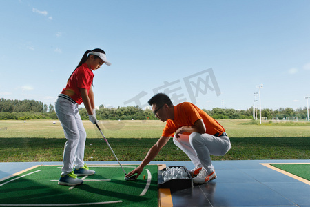 高尔夫图片摄影照片_练习场上教练指导女童打高尔夫