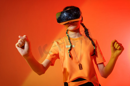 vr虚拟现实摄影摄影照片_戴着VR眼镜的个性年轻女孩