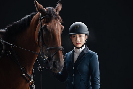 站酷摄影照片_牵着马的帅气年轻女子肖像