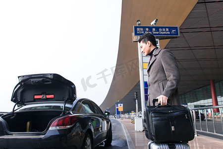 行李摄影照片_商务男人在机场打车