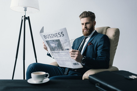 news摄影照片_businessman reading newspaper