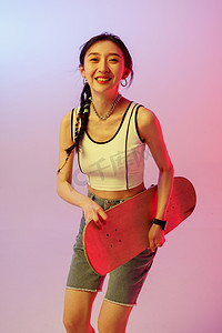 玩滑板的个性年轻女孩