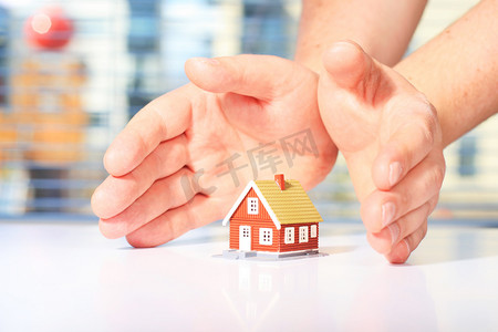 手绘贴对联的房子摄影照片_房子保险概念