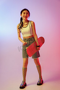 玩滑板的个性年轻女孩
