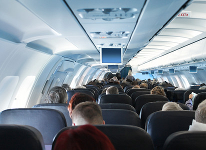 乘客在飞机机舱内部