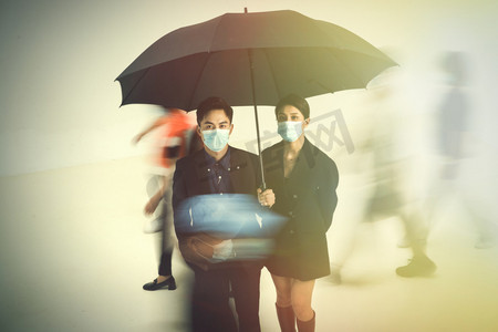 疾病防疫摄影照片_拿着雨伞的商务男女戴着口罩站在人群中