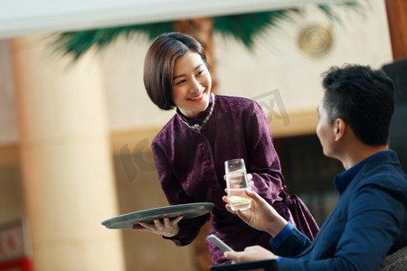 豪华女人摄影照片_酒店服务员给顾客端水