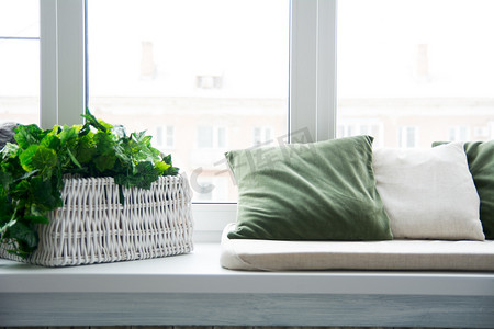 pillow摄影照片_Pillows on the windowsill and plastic window