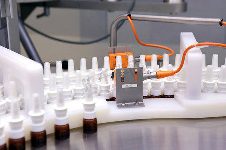 一个人在一家制药厂工作。对干扰素生产质量的目视监测。无菌激素生产线.