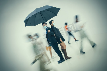 疾病防疫摄影照片_拿着雨伞的商务男女戴着口罩站在人群中
