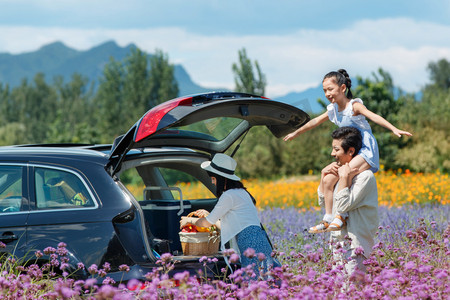 准备出游摄影照片_在郊外准备野餐的一家三口