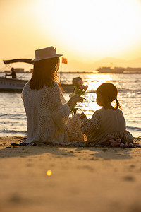 孩子旅游摄影照片_母亲节海边夏天日落温馨摄影图配图