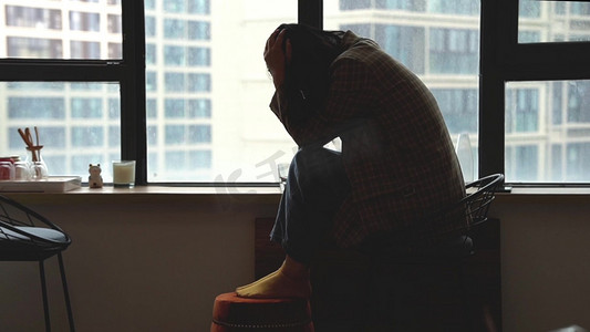 男人捂半张脸情绪低落悲伤男生男孩男子人像你开心就好文案摄影图配图