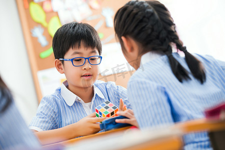 儿童教育图片摄影照片_小学生在教室里