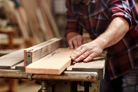 工匠切割木板与圆锯