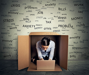 box摄影照片_woman hiding in the box working on computer 