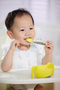 婴儿的日常摄影照片_可爱的宝宝自己吃饭