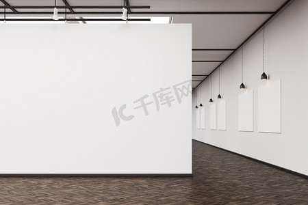 艺术画廊与空白的墙和行的图片