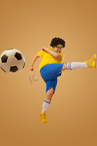 世界杯踢足球人物摄影照片_球迷小胖