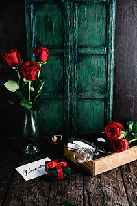 symbol摄影照片_i love you greeting card, gift, red roses and champagne bottle with glasses for valentines day