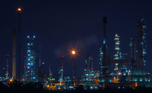美丽的夜晚场景景观的石油和天然气精炼厂