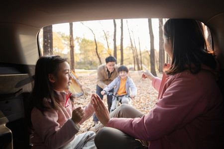 幸福母女在车中游戏，快乐父子在学自行车