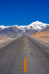 交通黑黄标识摄影照片_新疆喀什帕米尔高原中巴友谊雪山路摄影图配图