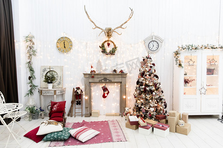 stocking摄影照片_Traditional living room with Christmas tree and gifts