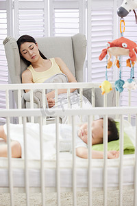 婴儿睡觉图片摄影照片_年轻妈妈陪伴宝宝睡觉