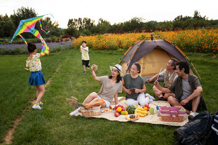 草地视频摄影照片_快乐的一家人在郊外野餐