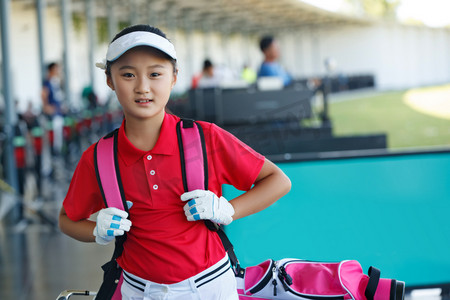 快乐儿童背着高尔夫球包