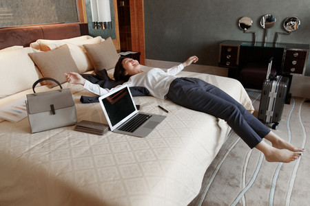 年轻女人躺在床上休息