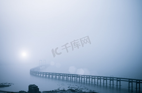 大雾摄影照片_在大雾中湾大桥桥