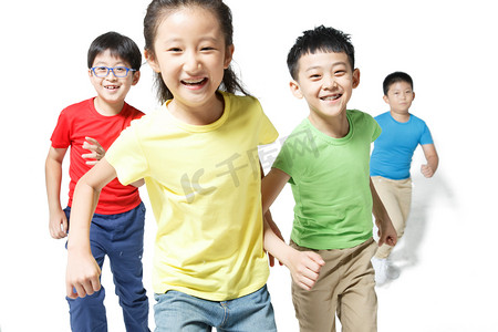 儿童跑的动作摄影照片_欢乐的小学生奔跑