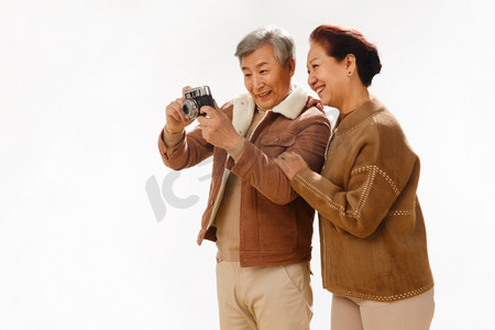 老年人拍照背景图摄影照片_老年夫妇照相