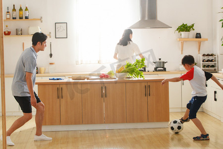 足球人物摄影照片_在厨房里的幸福家庭