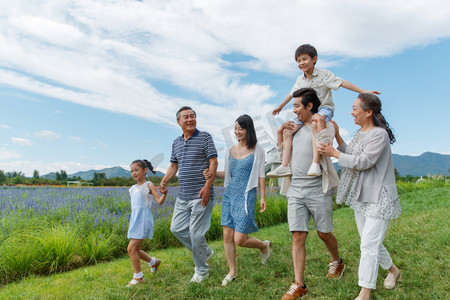 幸福的一家人在郊外