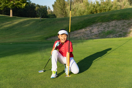 快乐的东方儿童打高尔夫