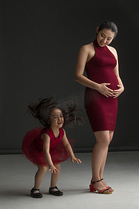 二胎背景摄影照片_孕妇妈妈和小女孩