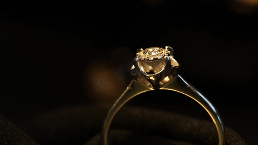 璀璨钻石戒指