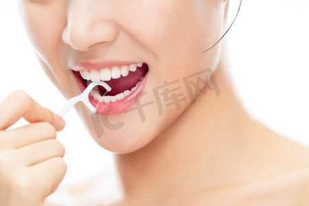 优雅背景图片摄影照片_拿着牙线棒剔牙的青年女人