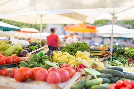 农民粮食市场摊位与多种有机蔬菜.