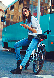 女孩风格摄影照片_多彩室外肖像的年轻漂亮时装模特的自行车。年轻的金发性感女郎摆在夏天。学校女孩风格.