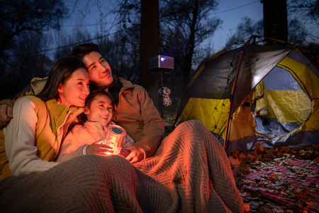 夜晚野外摄影照片_夜晚野外露营的东方家庭