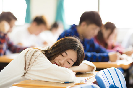 累了,睡着了的大学生,参加了课堂考试