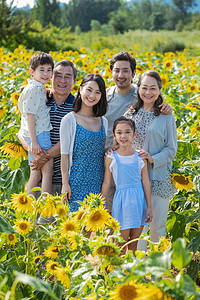 站在向日葵花海里的幸福家庭