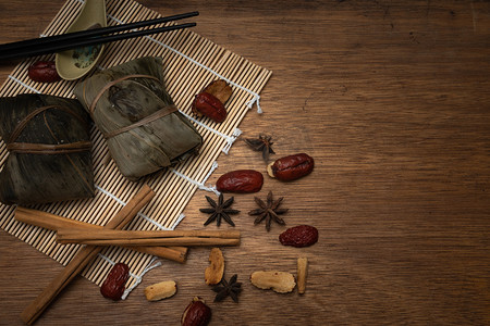 端午节或饺子节木桌上竹叶上的粽子或中国传统粽子