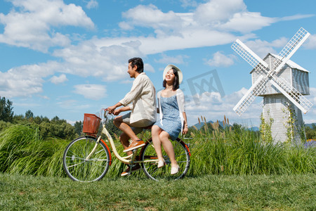 花套摄影照片_青年夫妇在郊外骑自行车