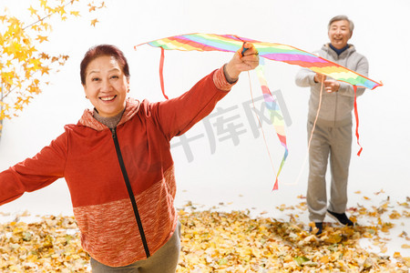 老年夫妇放风筝